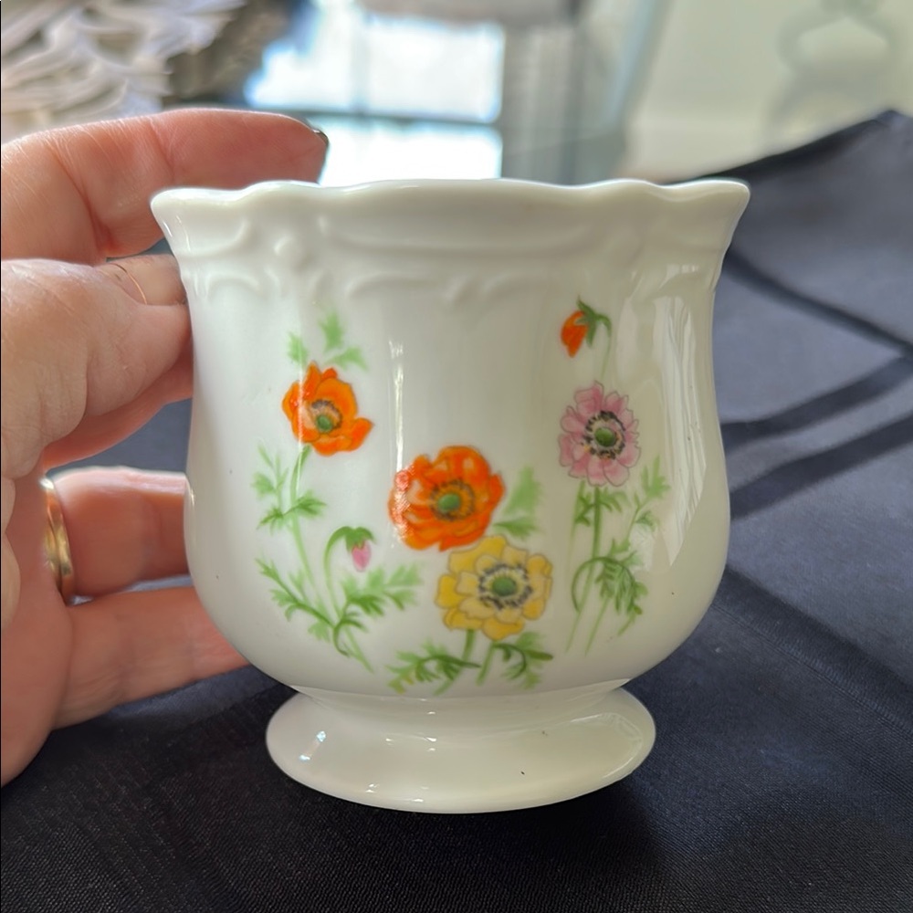 Mid Century Floral White Vase made in Japan - Picture 2 of 10